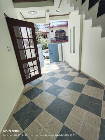 Room in 3 BHK Independent House at Jankipuram Extension – for Sale