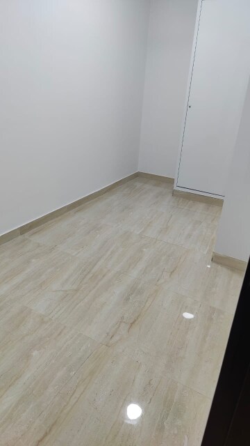 Room in 2 BHK Apartment at Hiranandani Atlantis, Powai – for Rent