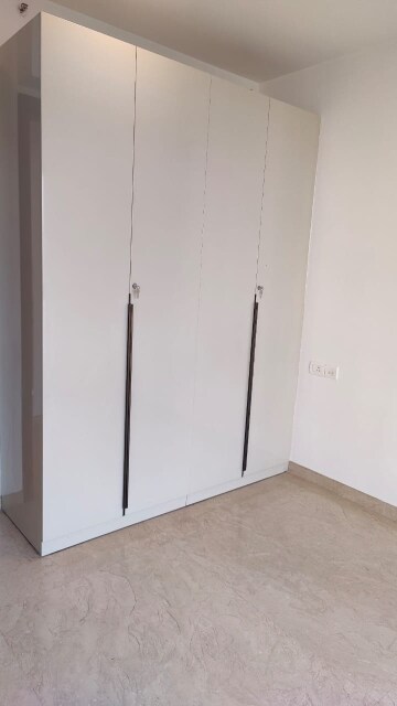 Room in 2 BHK Apartment at Hiranandani Atlantis, Powai – for Rent