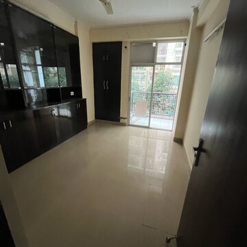 Room in 3 BHK Apartment at Skytech Matrott, Sector 76 – for Rent