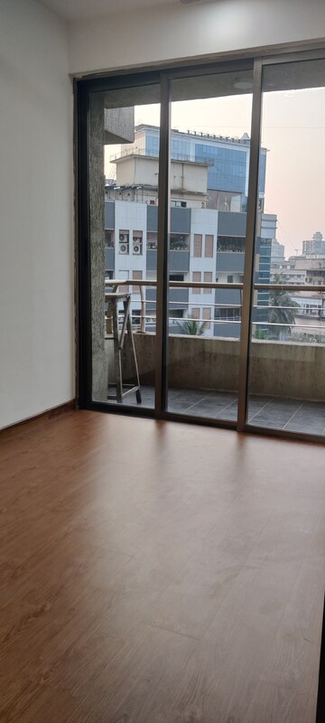 Room in 2.5 BHK Apartment at Oberoi Springs, Andheri West – for Rent