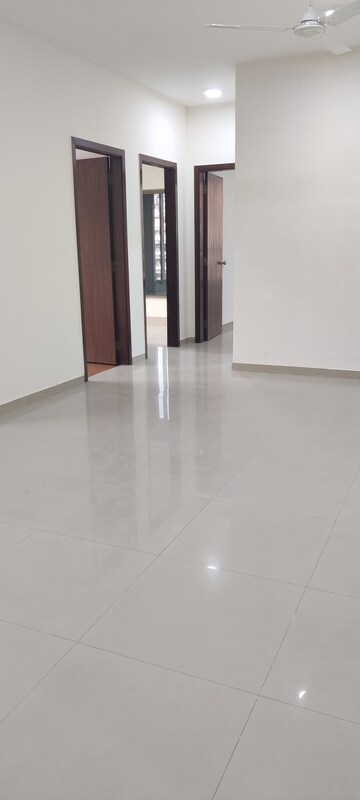 Room in 2.5 BHK Apartment at Oberoi Springs, Andheri West – for Rent