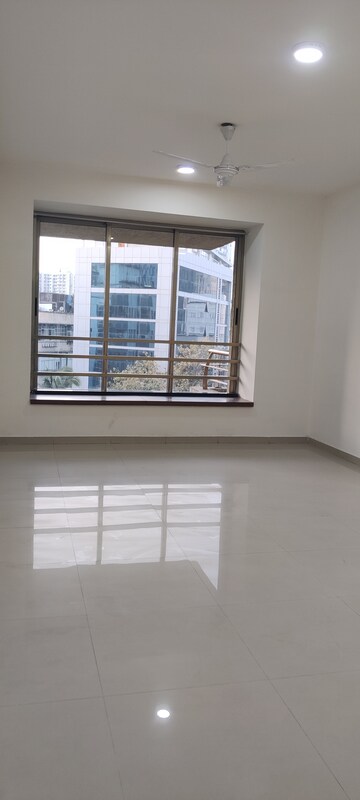 Room in 2.5 BHK Apartment at Oberoi Springs, Andheri West – for Rent