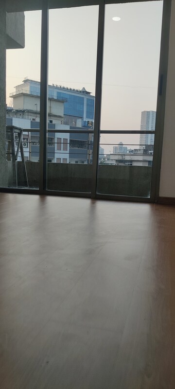 Room in 2.5 BHK Apartment at Oberoi Springs, Andheri West – for Rent