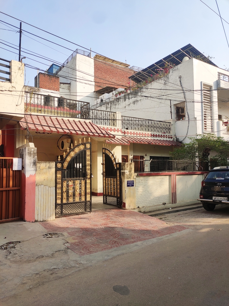 5 BHK + Extra Room Independent House For Sale in Aliganj