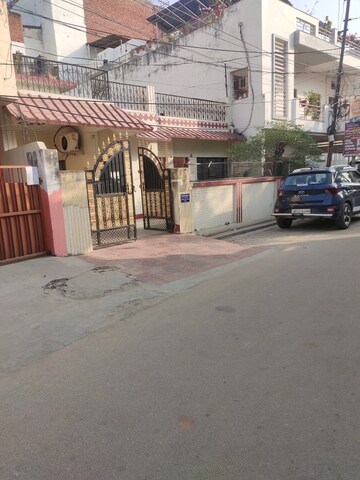 Parking in 5 BHK Independent House at Aliganj – for Sale