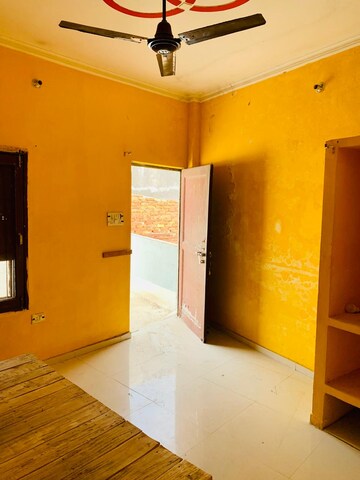 Master Bedroom in 1 BHK Independent House at Aliganj – for Rent