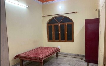 Bedroom in 2 BHK Apartment at Aliganj – for Rent