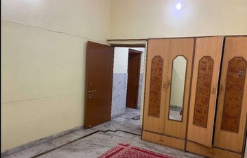 Bedroom in 2 BHK Apartment at Aliganj – for Rent