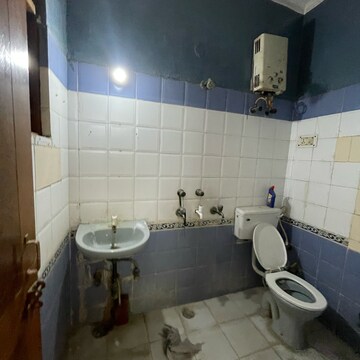 Bathroom in 2 BHK Builder Floor at Sector 43 – for Rent