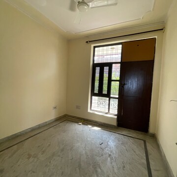 Room in 2 BHK Builder Floor at Sector 43 – for Rent