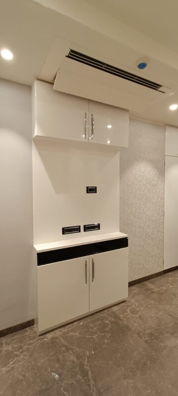 Furnished Amenities in 4 BHK Apartment at Indiabulls Blu, Worli – for Rent