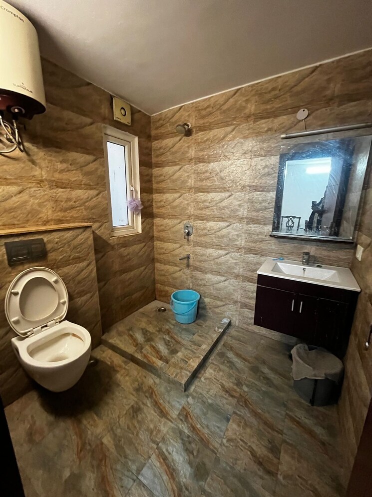  Parking, ansal-sushant-lok-i 5 Bedroom 215 Sq.Yd. Villa In Sector 43 Gurgaon 8287472