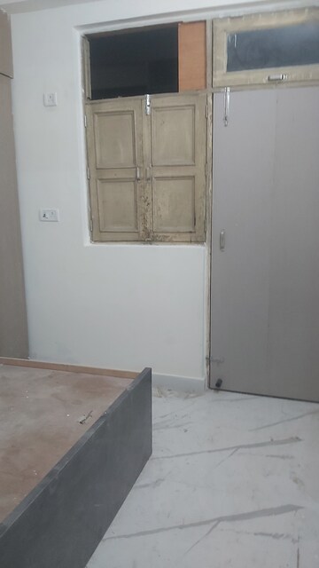 Room in 2.5 BHK Builder Floor at Mayur Vihar – for Rent