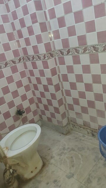 Bathroom in 1.5 BHK Builder Floor at Mayur Vihar 1 – for Rent