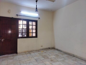 Room in 3 BHK Apartment at Sarita Vihar – for Rent