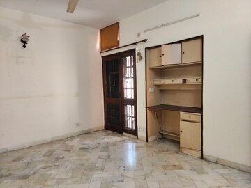 Room in 3 BHK Apartment at Sarita Vihar – for Rent