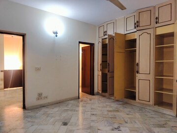 Room in 3 BHK Apartment at Sarita Vihar – for Rent