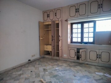 Room in 3 BHK Apartment at Sarita Vihar – for Rent