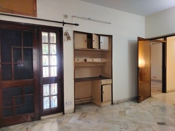 Room in 3 BHK Apartment at Sarita Vihar – for Rent