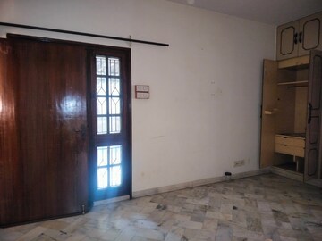 Room in 3 BHK Apartment at Sarita Vihar – for Rent