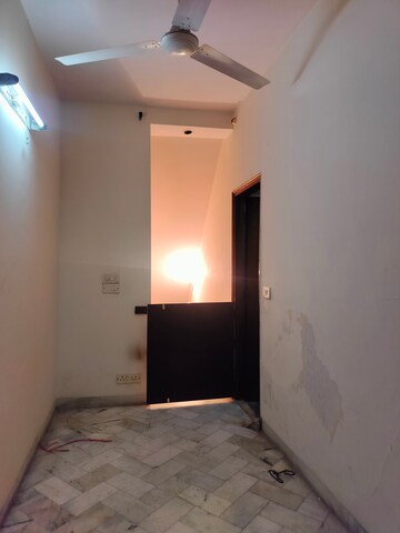 Room in 3 BHK Apartment at Sarita Vihar – for Rent