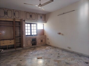 Room in 3 BHK Apartment at Sarita Vihar – for Rent