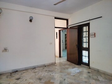 Room in 3 BHK Apartment at Sarita Vihar – for Rent