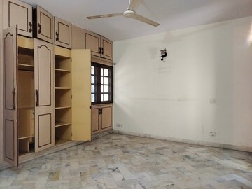 Room in 3 BHK Apartment at Sarita Vihar – for Rent