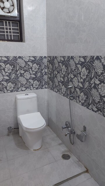 Bathroom in 2 BHK Builder Floor at DLF Vibhuti Khand, Gomti Nagar – for Rent