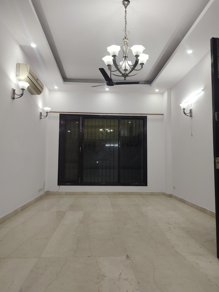 Room, east of kailash 3 Bedroom 1100 Sq.Ft. Builder Floor In East Of Kailash Delhi 8287740