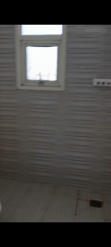 Room in 3 BHK Apartment at Omaxe R2, Gomti Nagar – for Rent