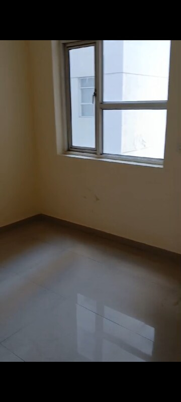Room in 3 BHK Apartment at Omaxe R2, Gomti Nagar – for Rent