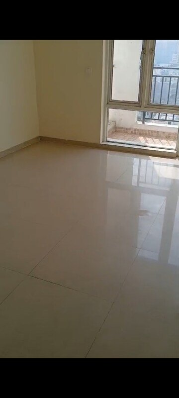 Room in 3 BHK Apartment at Omaxe R2, Gomti Nagar – for Rent