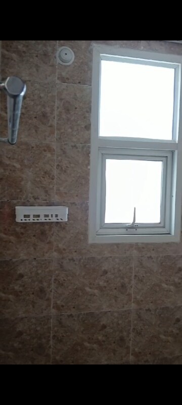 Room in 3 BHK Apartment at Omaxe R2, Gomti Nagar – for Rent