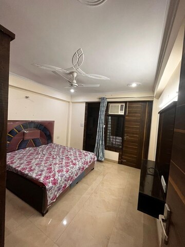 Bedroom in 3 BHK Builder Floor at Sushant Vyapaar Kendra, Sector 43 – for Rent