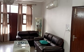 2.5 BHK Apartment For Rent in RWA Apartments Sector 27, Sector 27