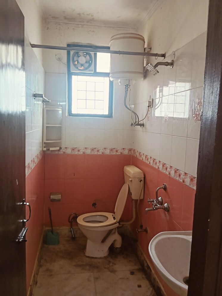 Bathroom, ignou road 1.5 Bedroom 450 Sq.Ft. Builder Floor In Ignou Road Delhi 8288770