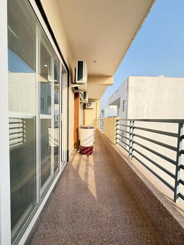 Balcony in 2 BHK Builder Floor at Queens Plaza, Sector 43 – for Rent