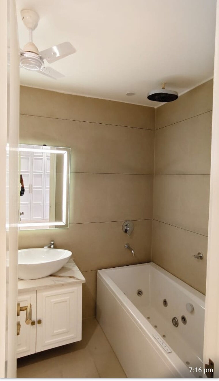 Bathroom, surajmal vihar 3 Bedroom 1800 Sq.Ft. Builder Floor In Surajmal Vihar Delhi 8288842