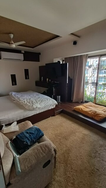 Bedroom in 4 BHK Apartment at Duplex Heights, Andheri West – for Rent