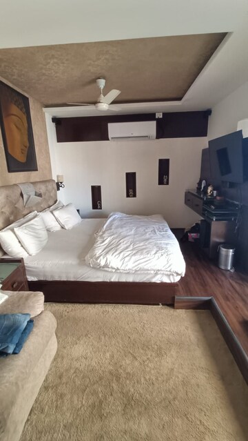 Bedroom in 4 BHK Apartment at Duplex Heights, Andheri West – for Rent