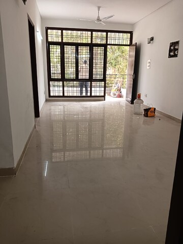 Room in 4 BHK Builder Floor at Versalia WoodWinds, Sector 67 – for Rent
