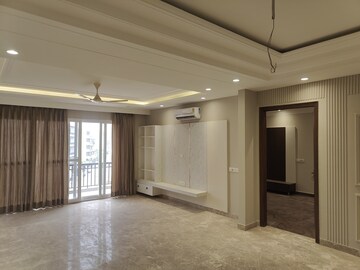 Room in 4 BHK Builder Floor at Versalia WoodWinds, Sector 67 – for Rent