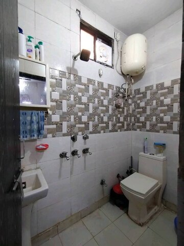 Bathroom in 2.5 BHK Builder Floor at Uttam Nagar West – for Rent