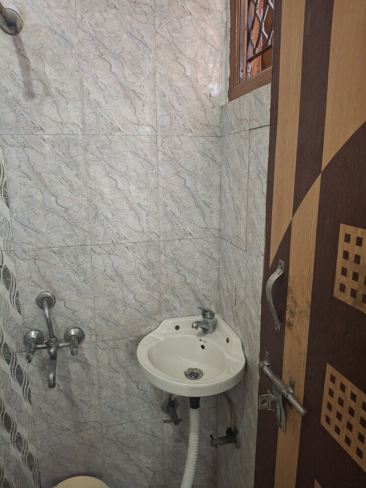 Bathroom, uttam nagar 2 Bedroom 1000 Sq.Ft. Builder Floor In Uttam Nagar Delhi 8289282