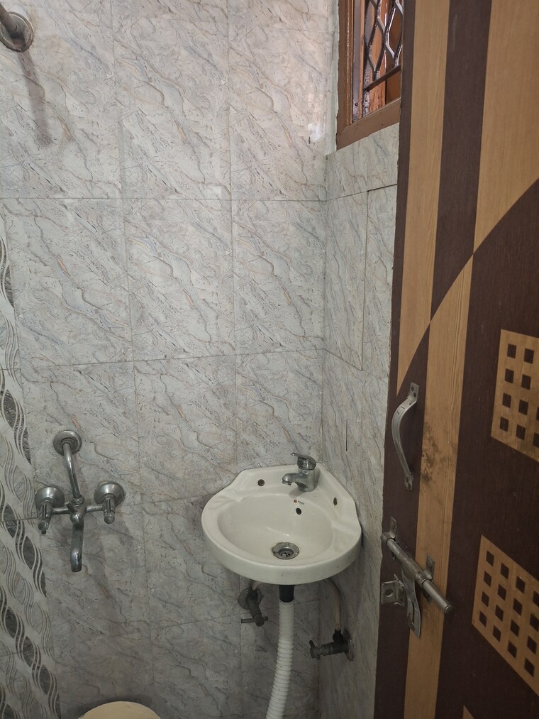 Bathroom, uttam nagar 2 Bedroom 1000 Sq.Ft. Builder Floor In Uttam Nagar Delhi 8289282