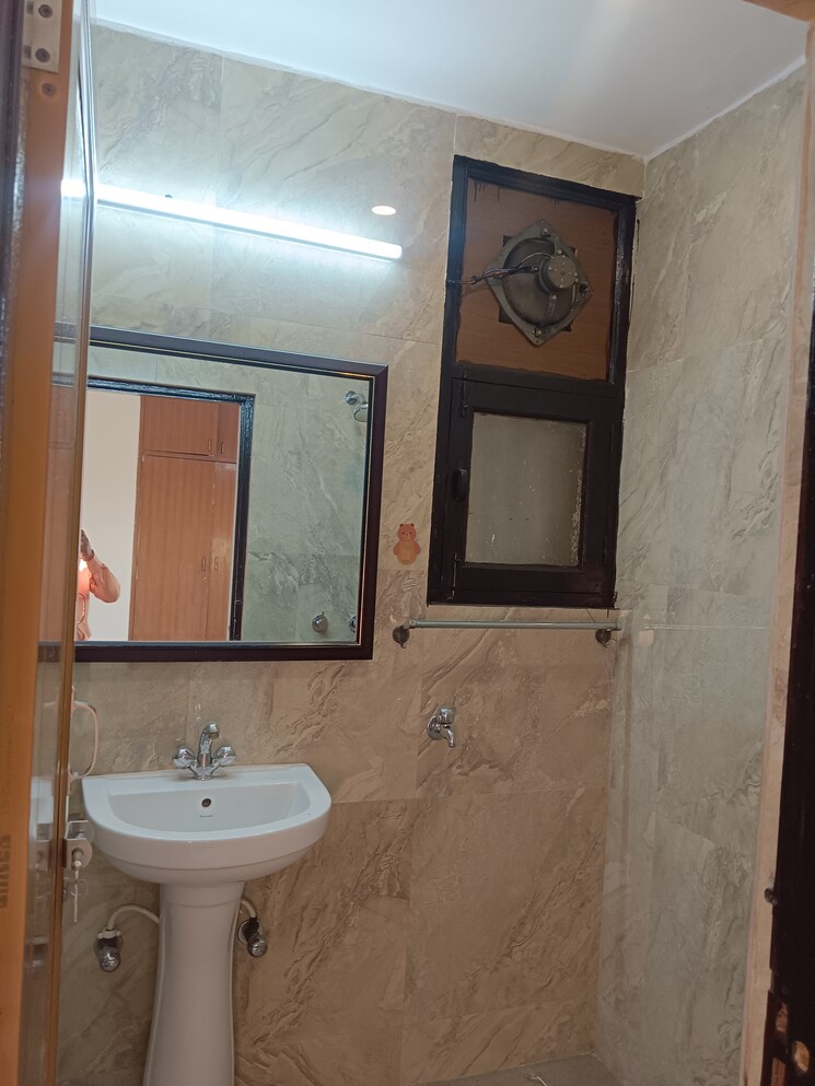 Bathroom, rwa-apartments-sector-52 1 RK 450 Sq.Ft. Villa In Sector 52 Noida 8289340