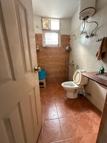 Bathroom in 3 BHK Builder Floor at SS The Lilac, Sector 49 – for Rent