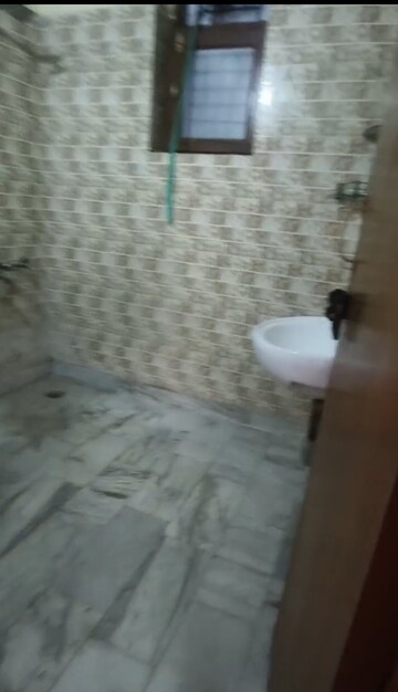 Bathroom in 3 BHK Builder Floor at Spring Field, Sector 31 – for Rent